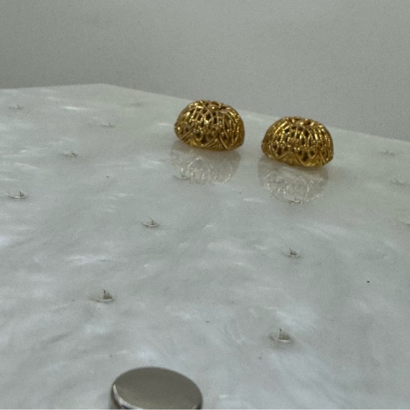 Monet gold tone puffy filigree button stud earrings signed - Picture 4 of 9